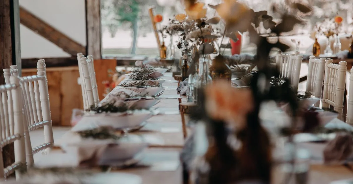 Une table intérieure magnifiquement dressée avec une décoration florale, parfaite pour les mariages ou les événements spéciaux.