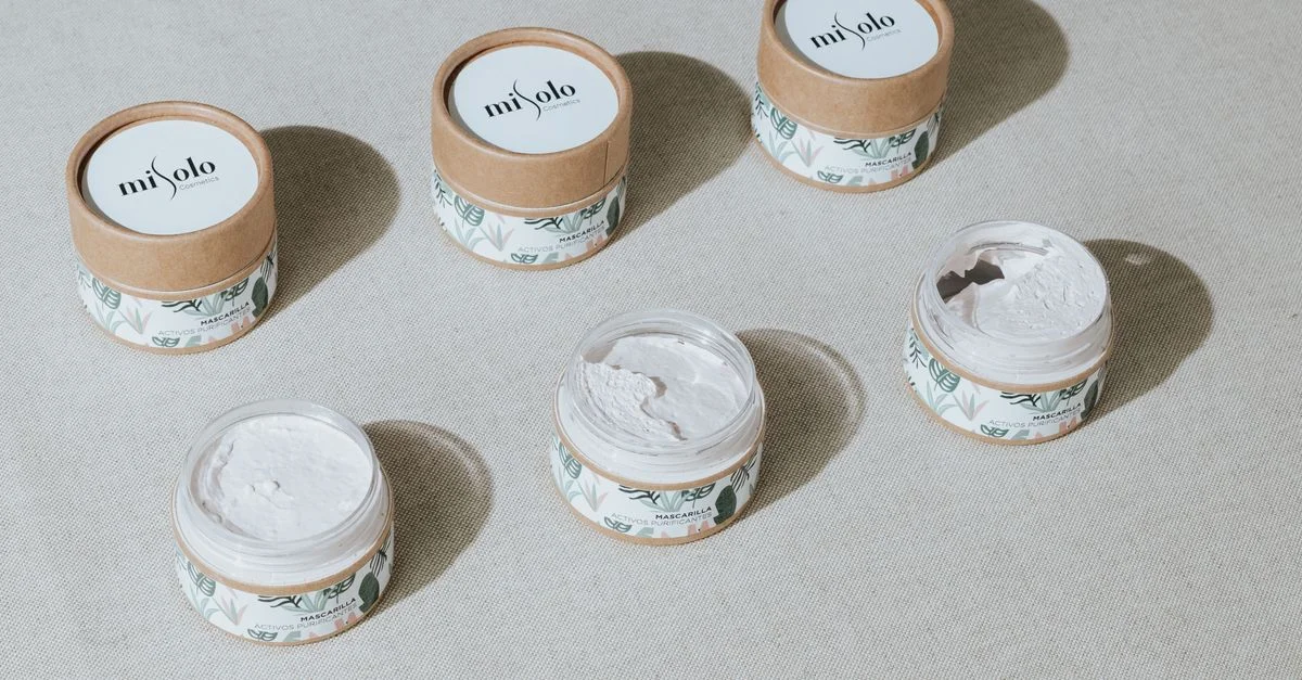Vue de dessus de crèmes de soin naturel dans un emballage écologique, promouvant la durabilité et la beauté.