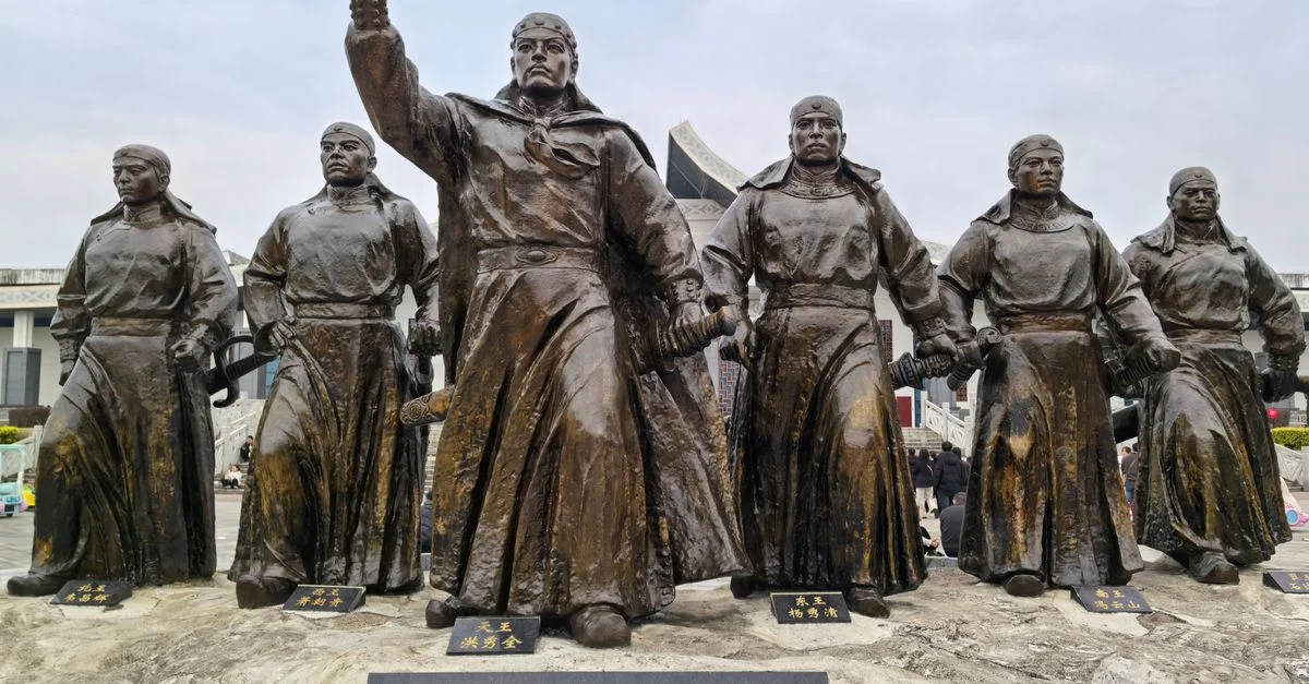 Statues en bronze de chefs historiques en tenue révolutionnaire, symbolisant l'unité et la force.